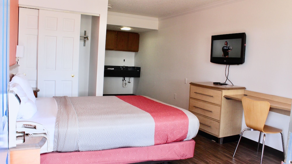 Standard Room, 1 Queen Bed, Non Smoking - Photo 6