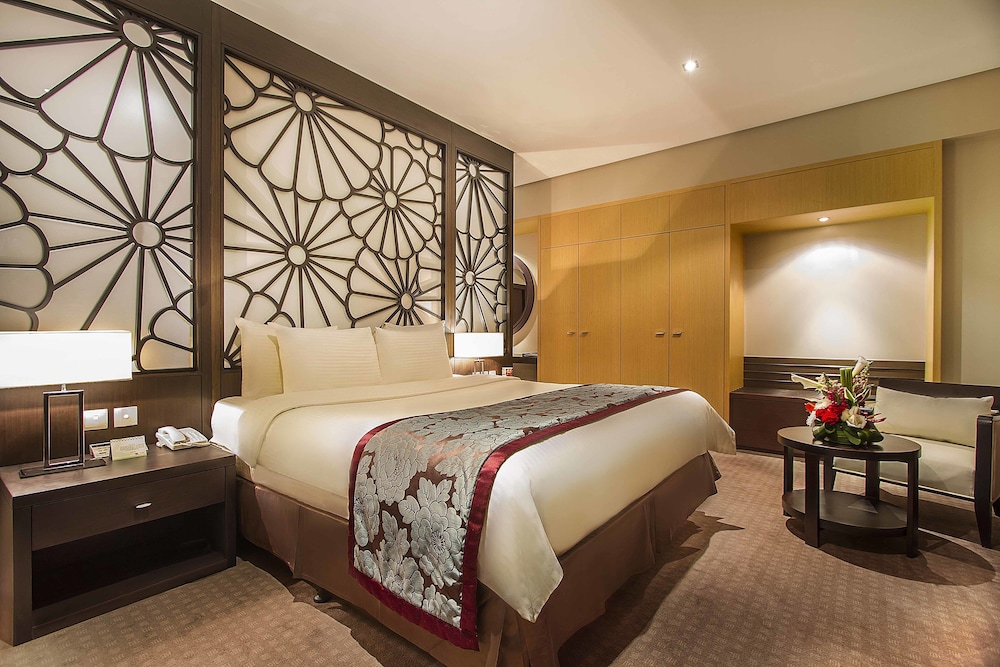 Standard Room, 1 King Bed, Non Smoking (View) - Photo 10