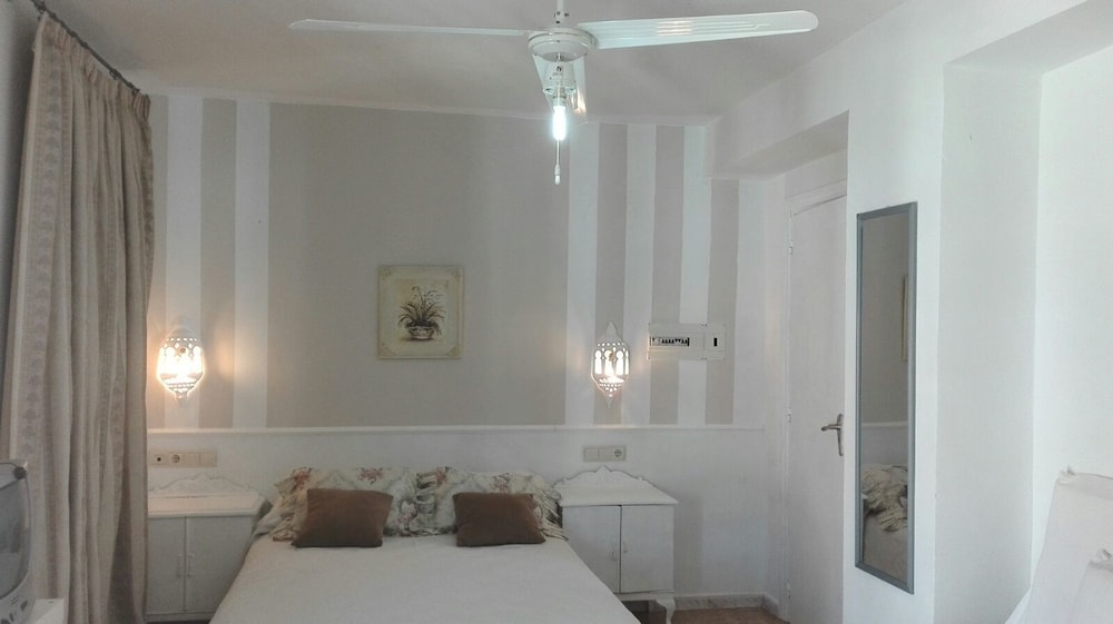 Studio, 1 Bedroom photo 3