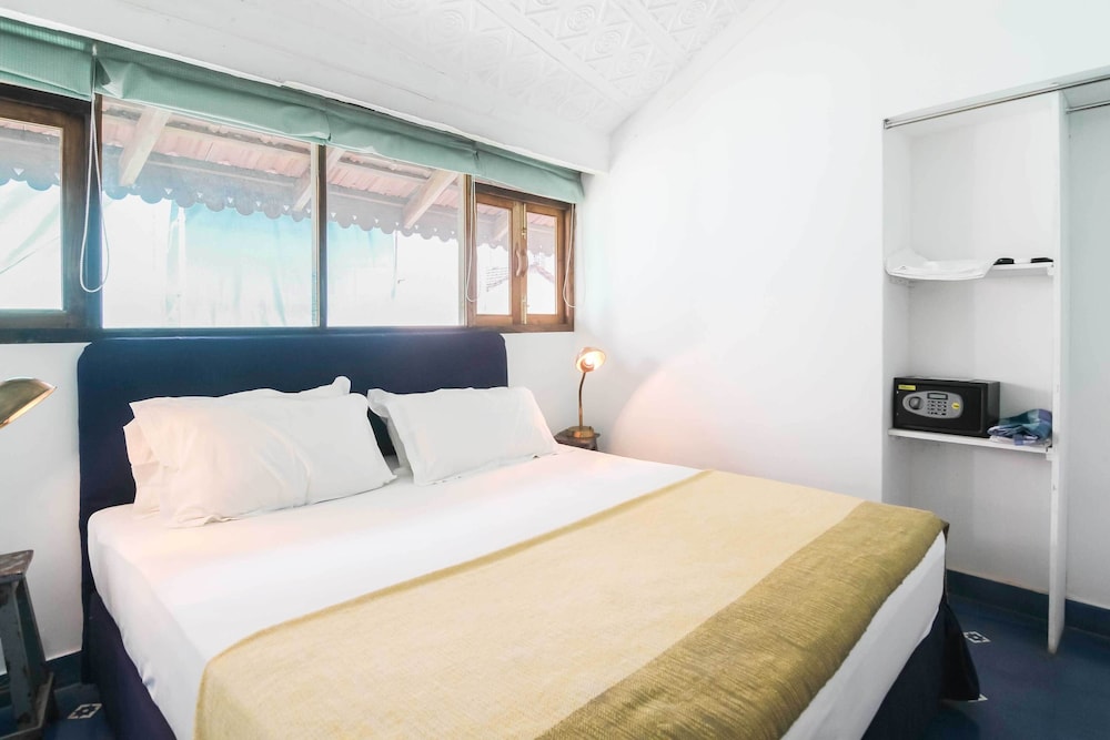 Deluxe Double Room, 1 Queen Bed, City View photo 3