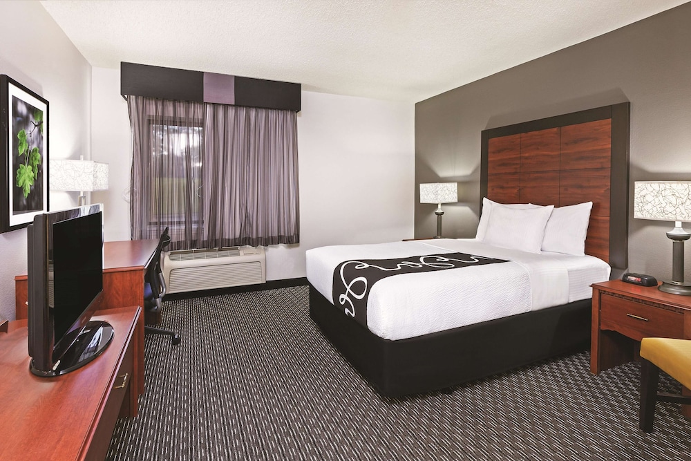 Deluxe Room, 1 King Bed, Non Smoking - Photo 2