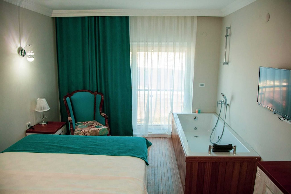 Deluxe Room Jacuzzi photo 3