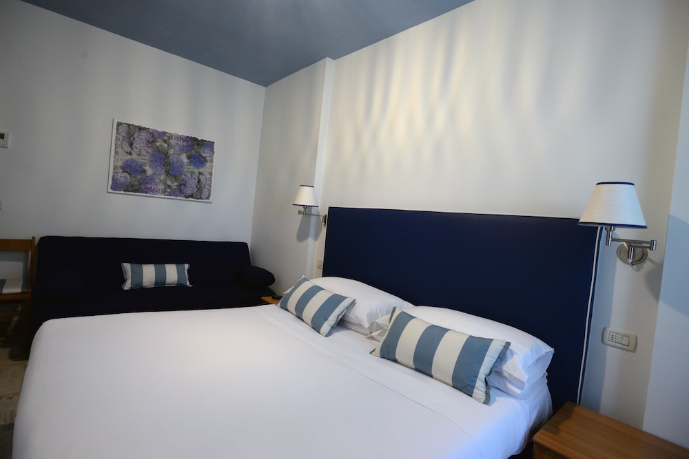 Classic Triple Room, Balcony photo 2