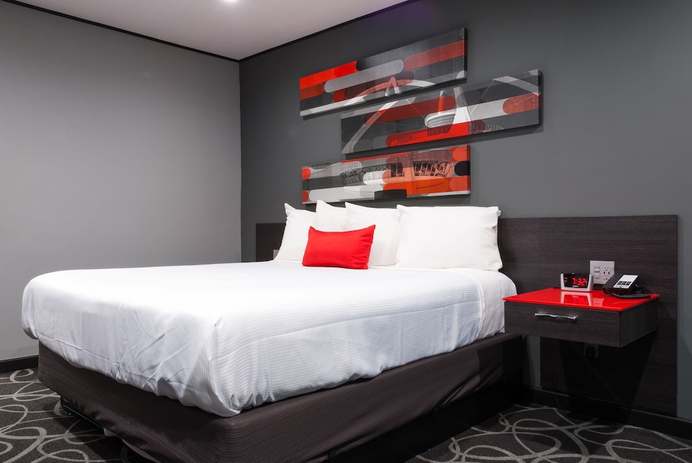 Deluxe Single Room, 1 Queen Bed, Refrigerator & Microwave photo 1