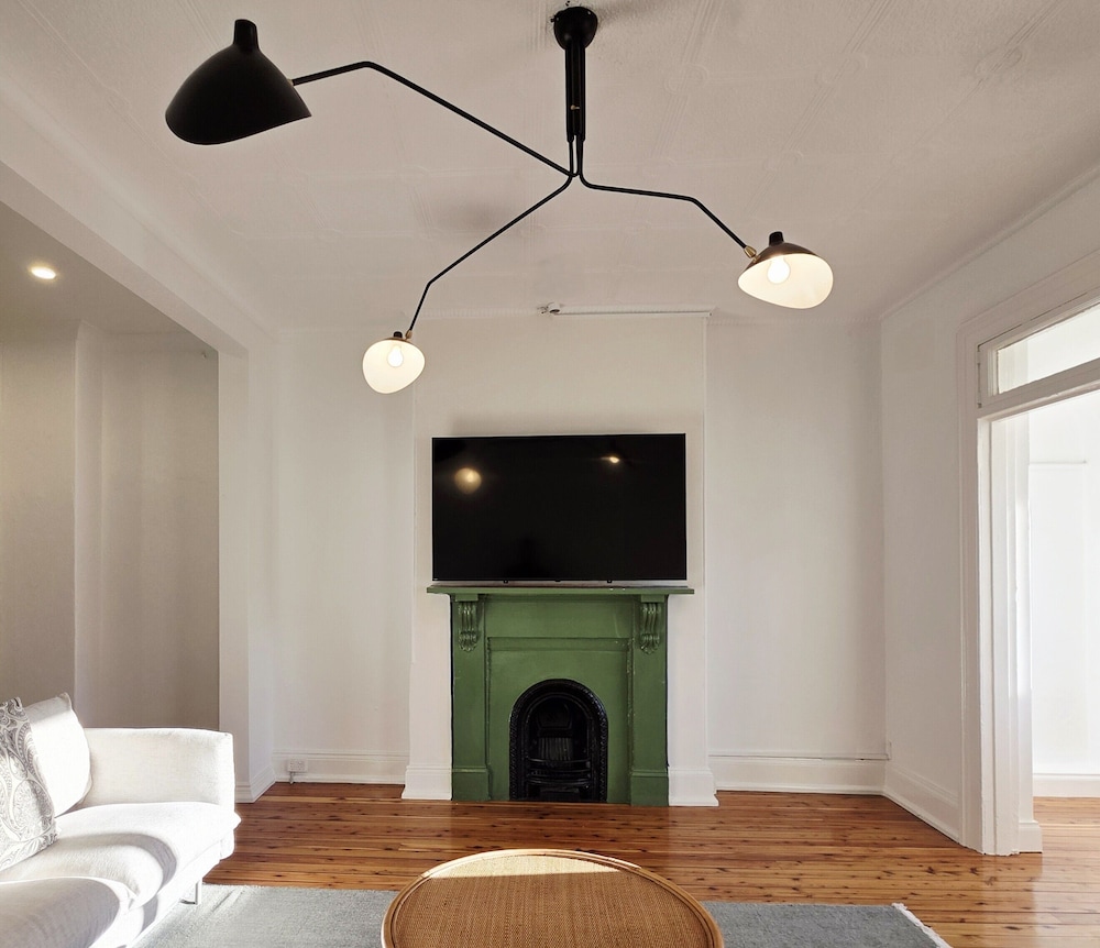 Deluxe Two-Bedroom Apartment thumbnail 6
