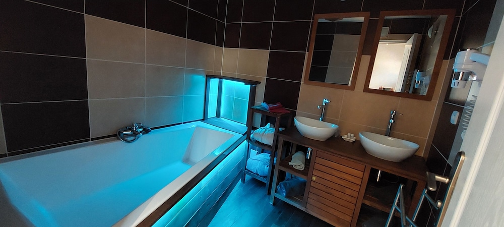 Romantic Double Room, Ensuite, Park View (La Romantique) photo 2
