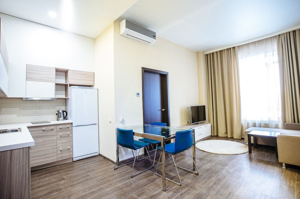 Suite, 2 Queen Beds, Non Smoking (Three Room) photo 2