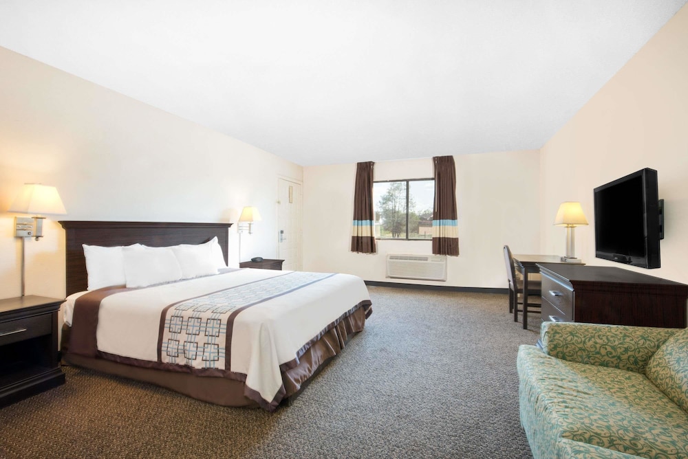 Studio Suite, 1 King Bed, Non Smoking photo 1