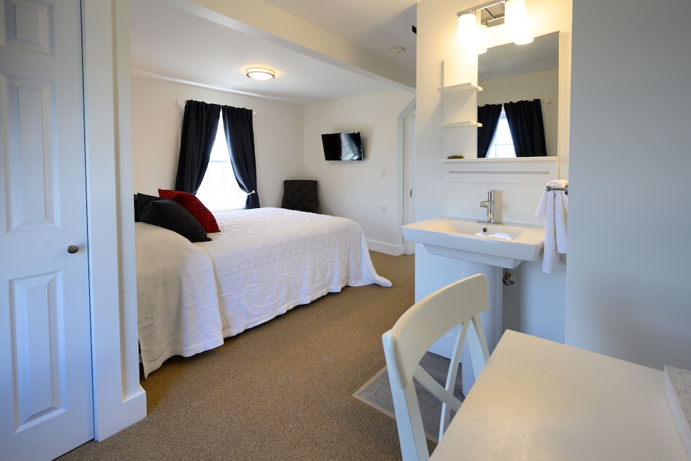 Room, 1 Queen Bed, Partial Sea View photo 2