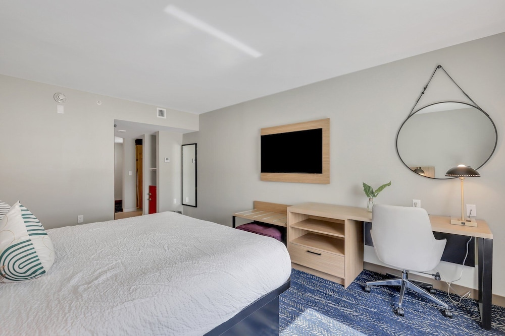 Standard Room, 1 King Bed, Accessible - Photo 2