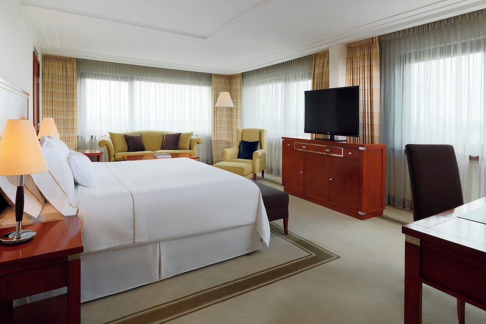 Deluxe Suite, 1 Bedroom, Smoking, City View - Photo 4