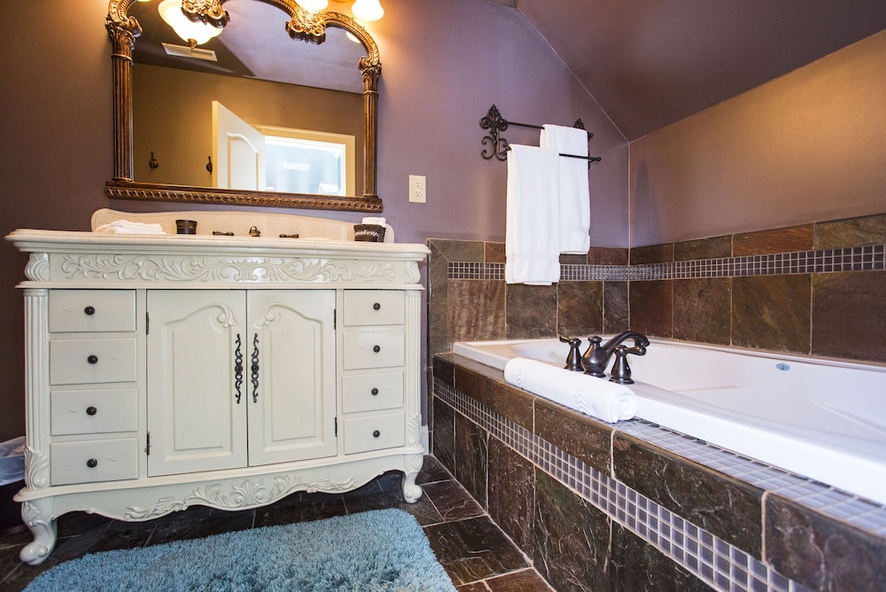 Premium Room, 1 King Bed, Private Bathroom, Garden View photo 3