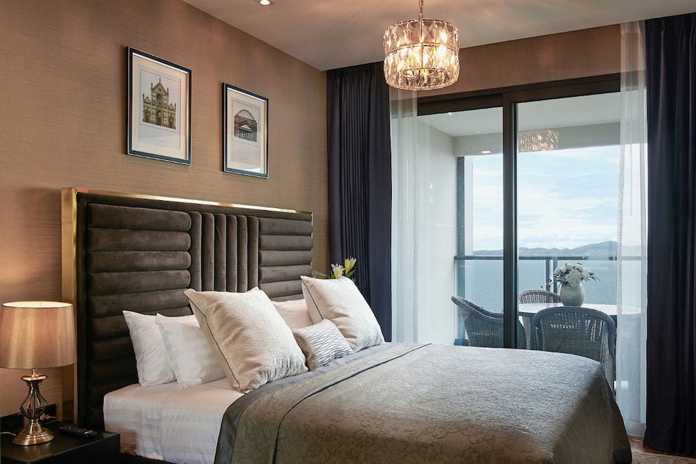 Penthouse 2 bedroom suite, sea view