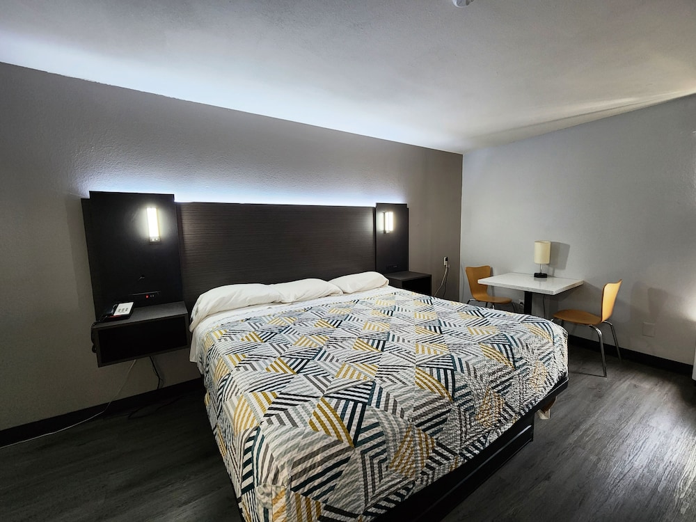 Deluxe Suite, Multiple Beds, Non Smoking, Refrigerator & Microwave - Photo 3