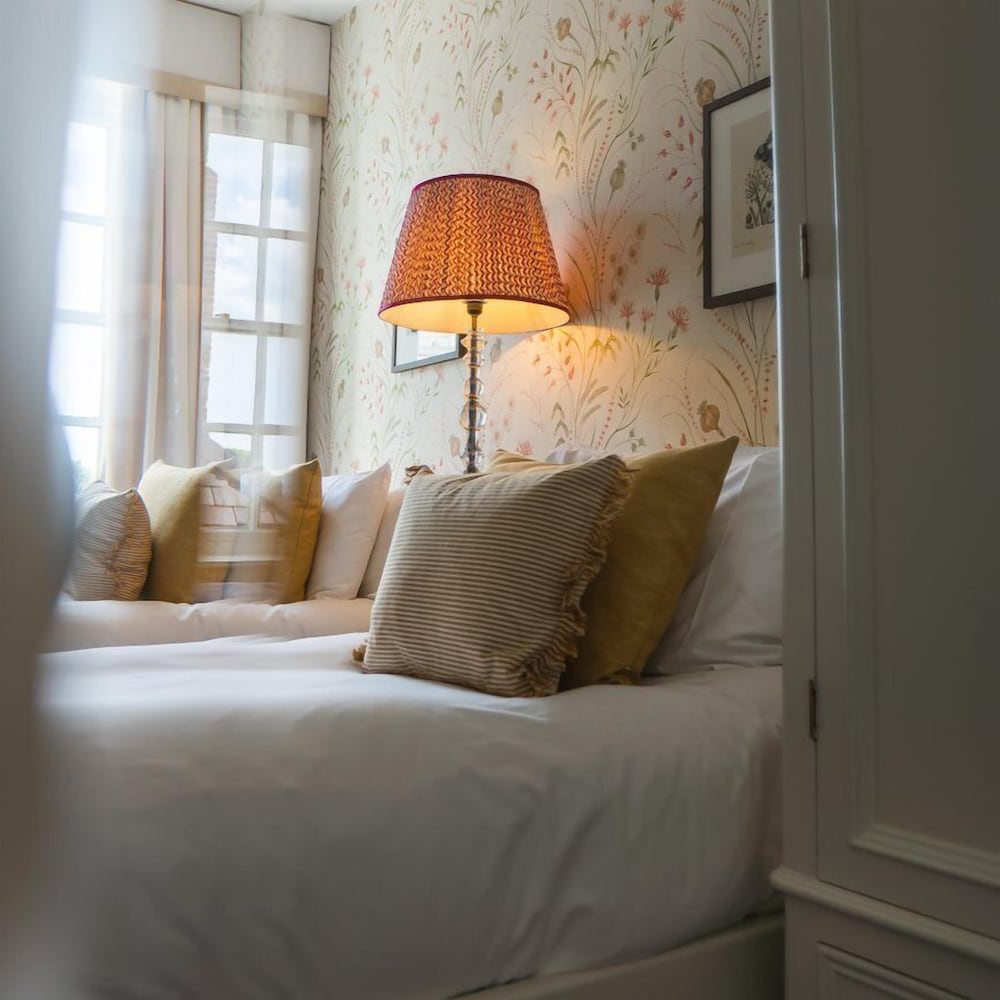 Classic Twin Room, Ensuite photo 3