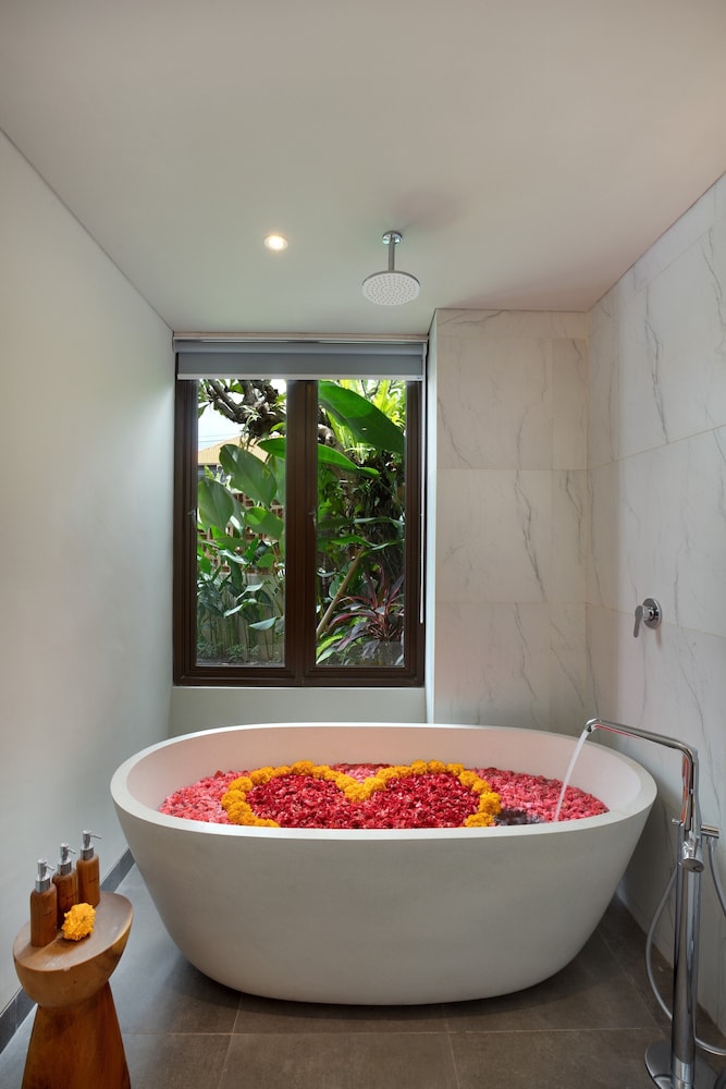 Grand 2 Bedroom Villa with Private Pool and Bath tub - Photo 17