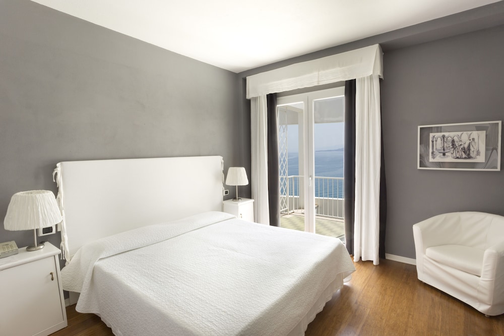 Double Room Single Use, Sea View - Photo 1