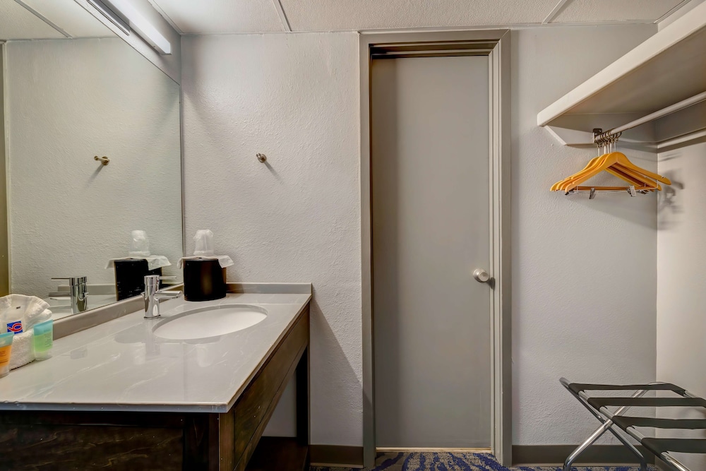 Deluxe Room, 2 Queen Beds, Non Smoking, City View - Photo 7