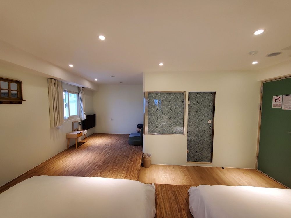 Standard Quadruple Room, Non Smoking - Photo 8