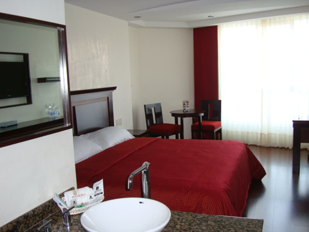 Traditional Room, 1 King Bed photo 1