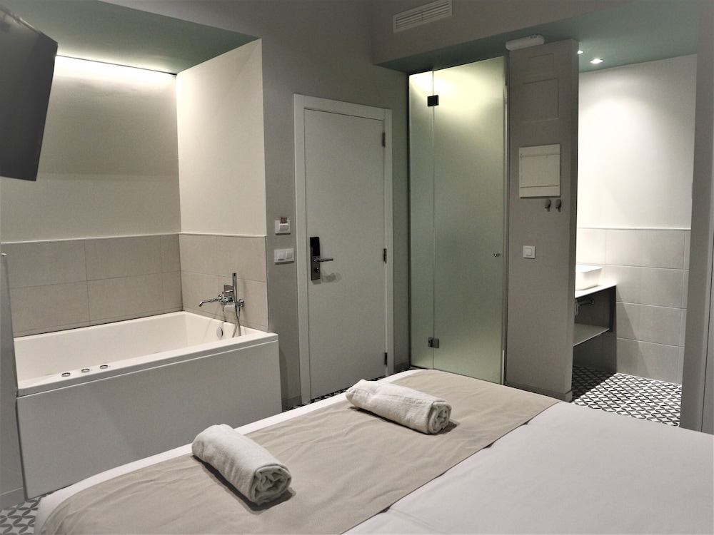 Double Room, Hot Tub - Photo 9