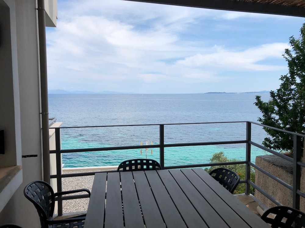 Villa, 4 Bedrooms, Beachfront - Photo 3