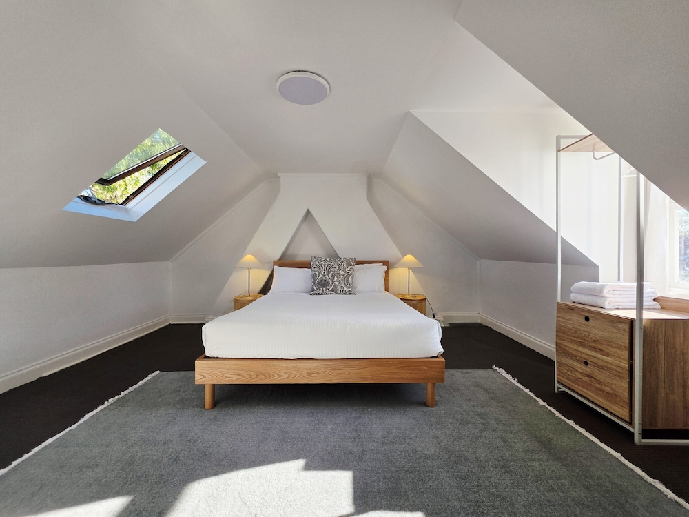Deluxe Two-Bedroom Apartment thumbnail 5