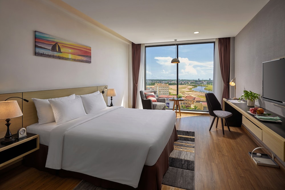 Deluxe King Room - Photo 1