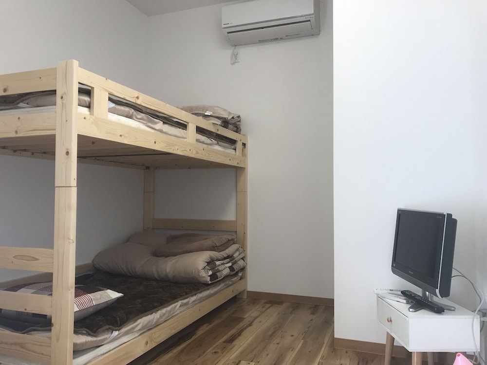 Economy Twin Room photo 2
