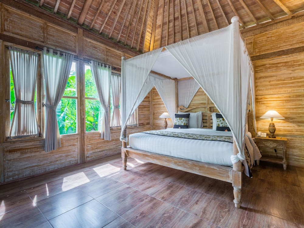 Superior Suite, 1 Queen Bed, Private Pool, Garden View photo 2