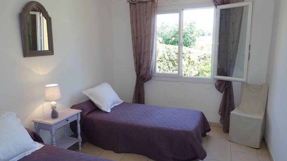 Classic Apartment, 2 Bedrooms, Garden View