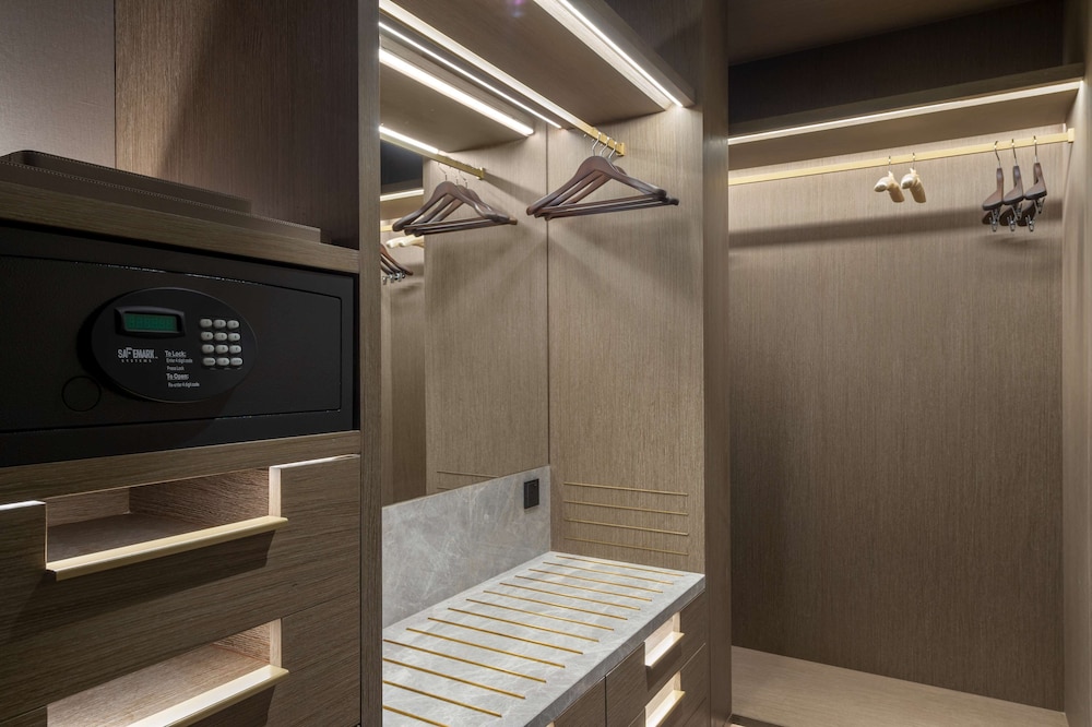 Premium Room, 2 Queen Beds - Photo 3
