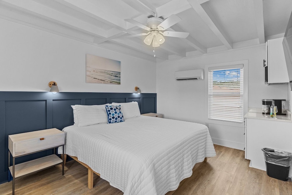 Standard Room, 1 King Bed, Refrigerator & Microwave photo 1