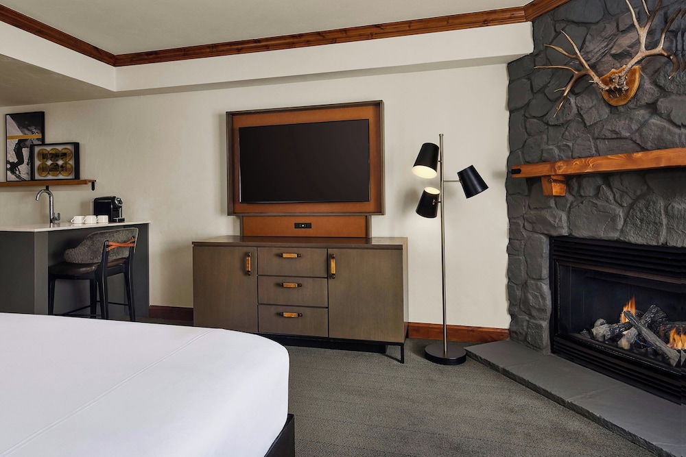 Studio, 1 King Bed, Balcony, Mountain View - Photo 2