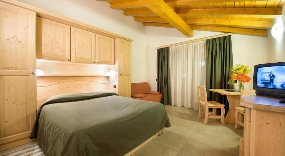 Standard Room, 1 Queen Bed with Sofa bed, Non Smoking photo 1