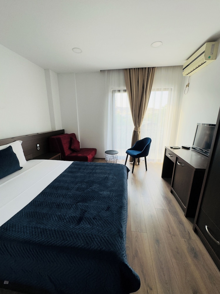 Deluxe Triple Room, City View