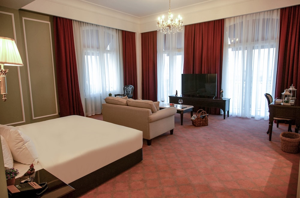 Corner Suite - Photo 4