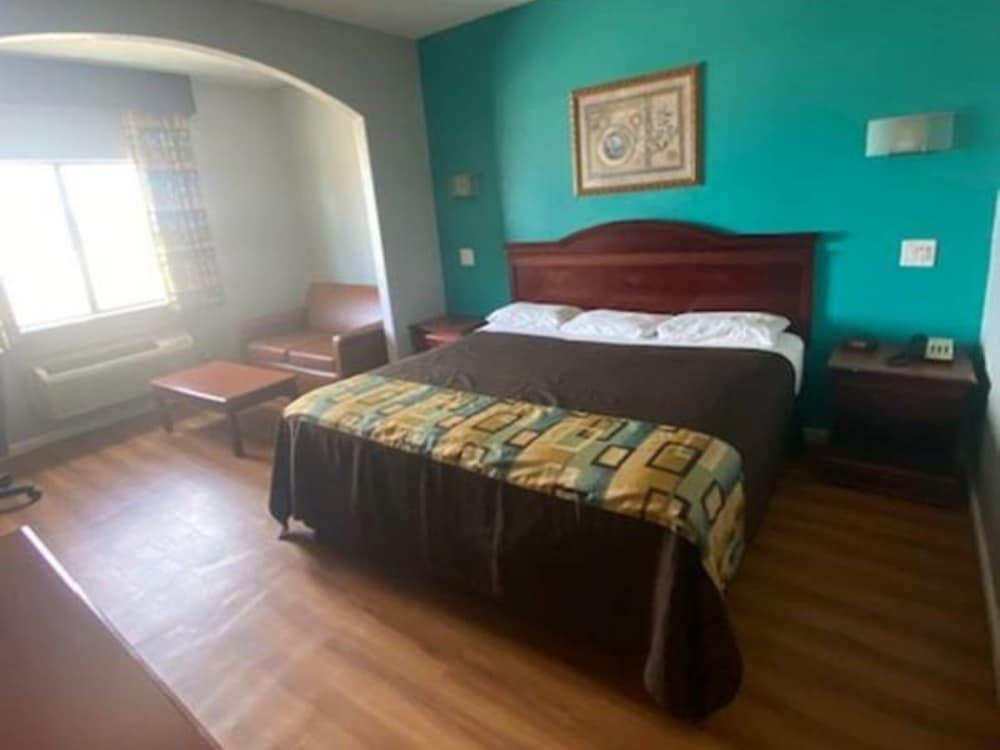 Room, 1 King Bed, Smoking - Photo 1