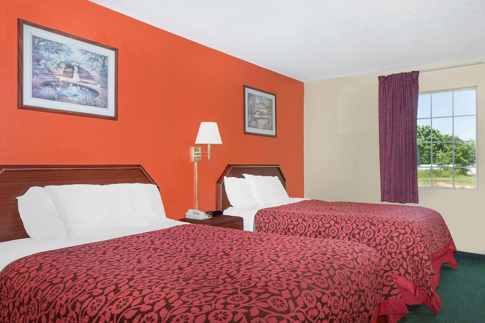 Standard Room, 2 Queen Beds - Photo 1