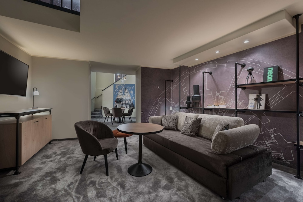 Suite, 1 King Bed (Art Duplex)