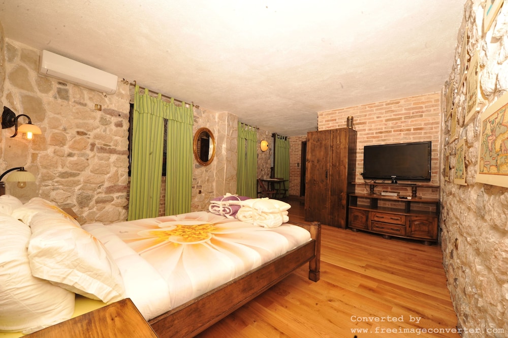 Design Apartment, 1 King Bed, Balcony, Partial Sea View