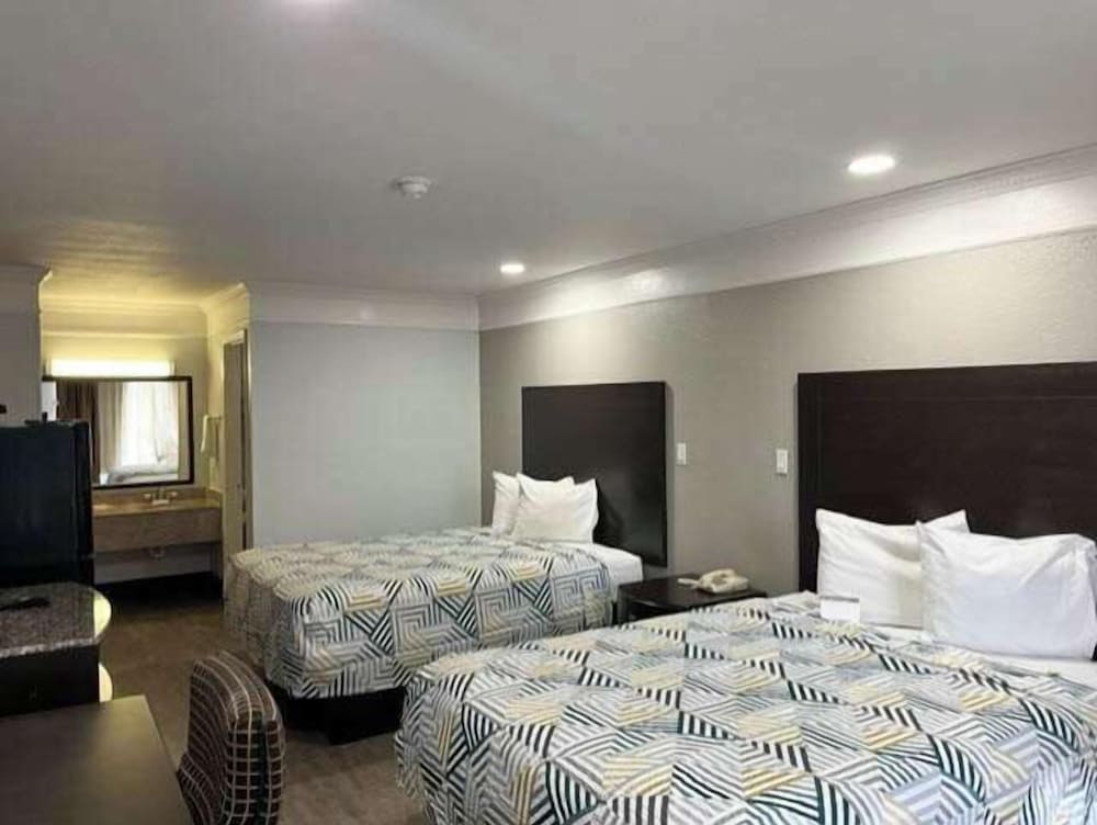 Standard Room, 2 Queen Beds, Non Smoking photo 3