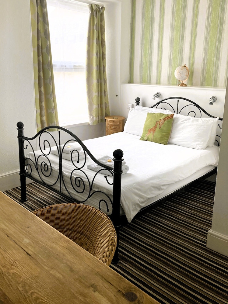 Basic Double Room, Ensuite, City View photo 2