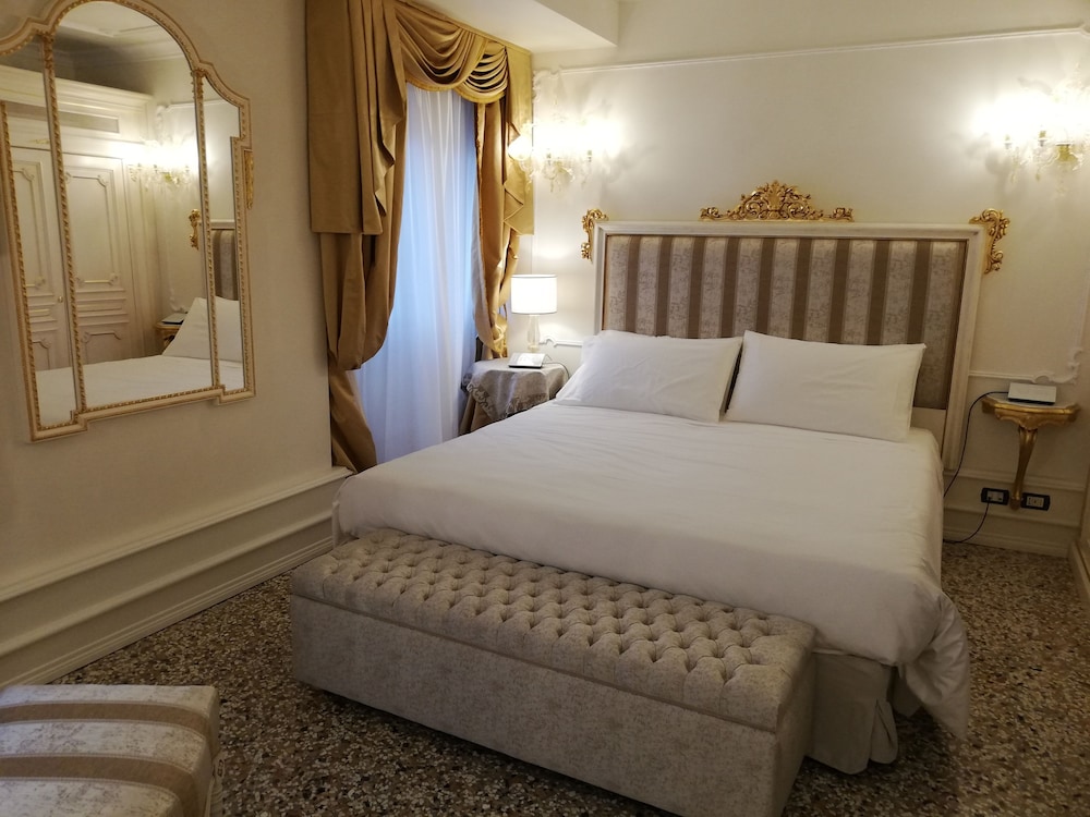 Classic Suite, 1 Queen Bed with Sofa bed photo 2