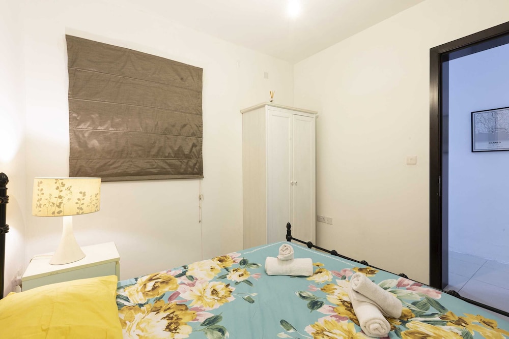 Basic Apartment, Multiple Beds