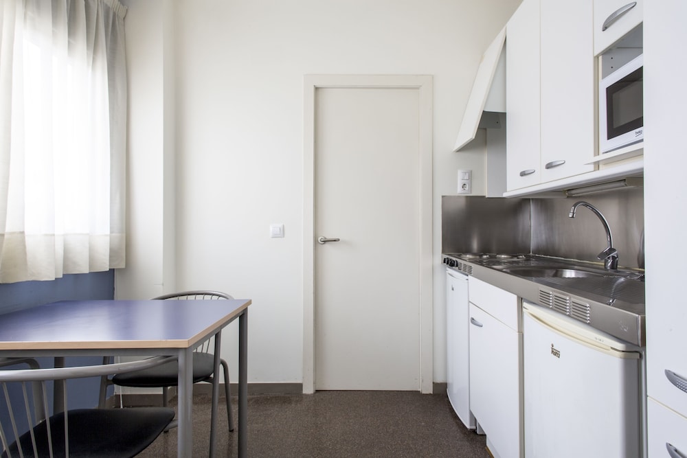 Studio, 2 Bedrooms (shared kitchenette ) photo 2