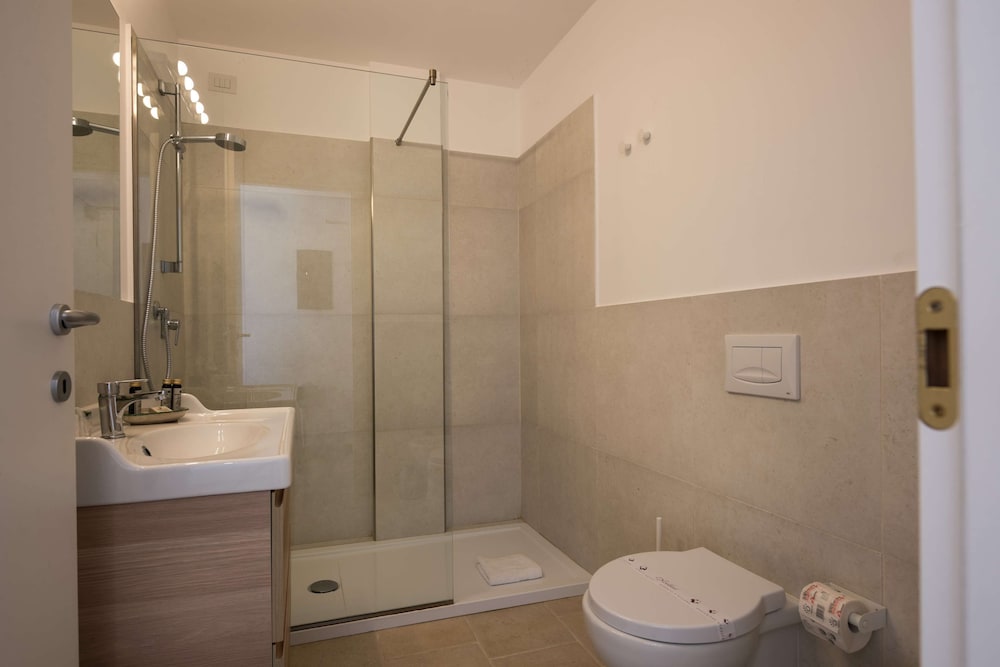 Superior Room, 1 Queen Bed, Non Smoking (Converts to 2 Twin Beds) photo 3