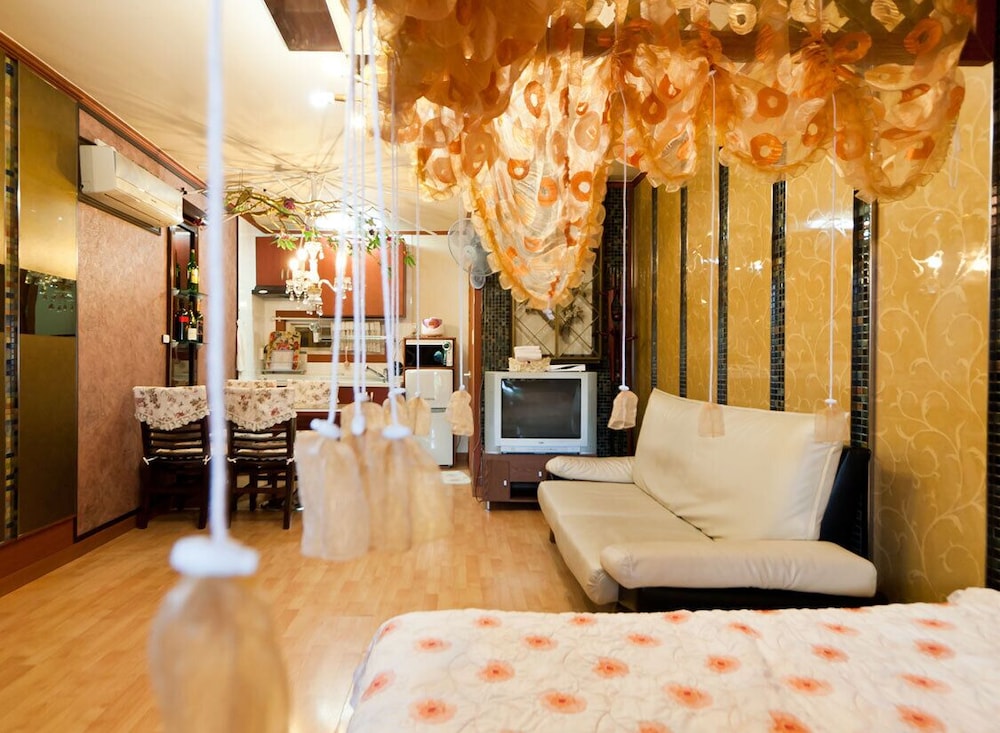 Room (Violet) photo 3