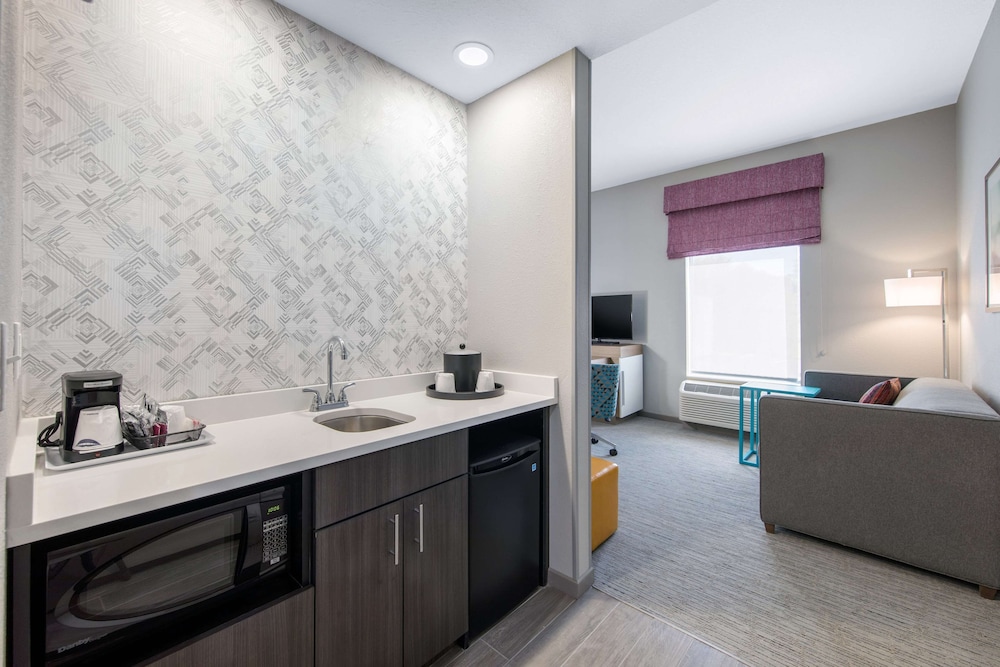 Studio, 1 King Bed, Refrigerator & Microwave (Wet Bar) - Photo 5