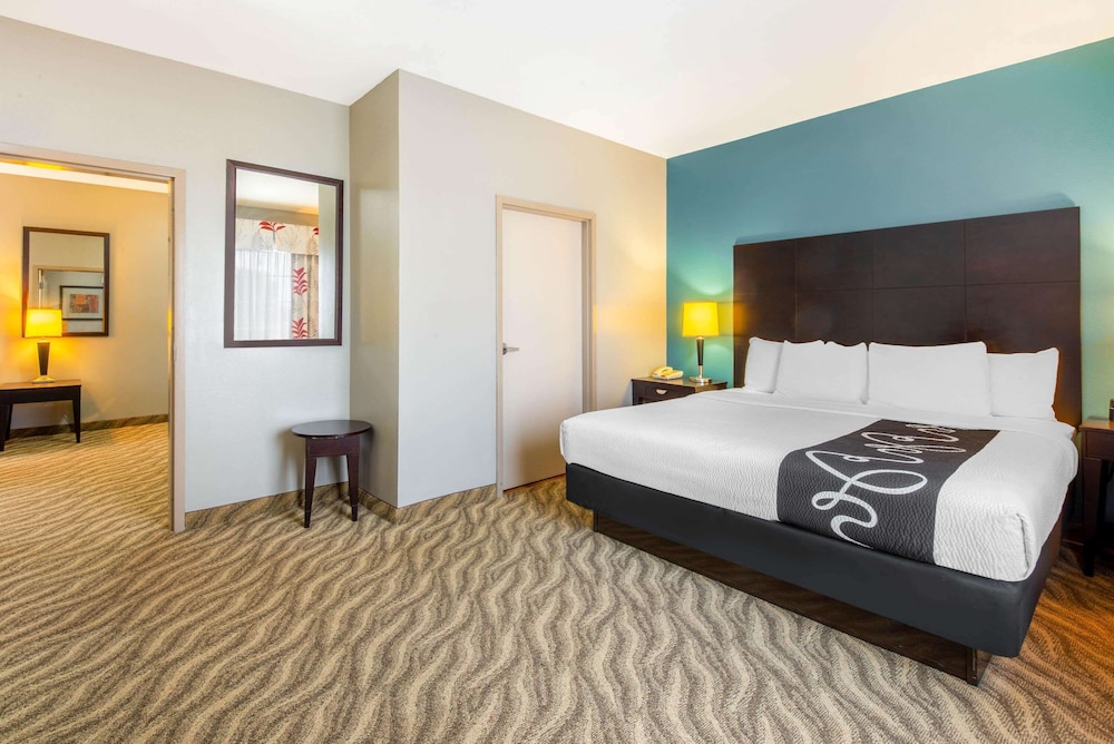 Deluxe Suite, 1 King Bed, Non Smoking - Photo 2